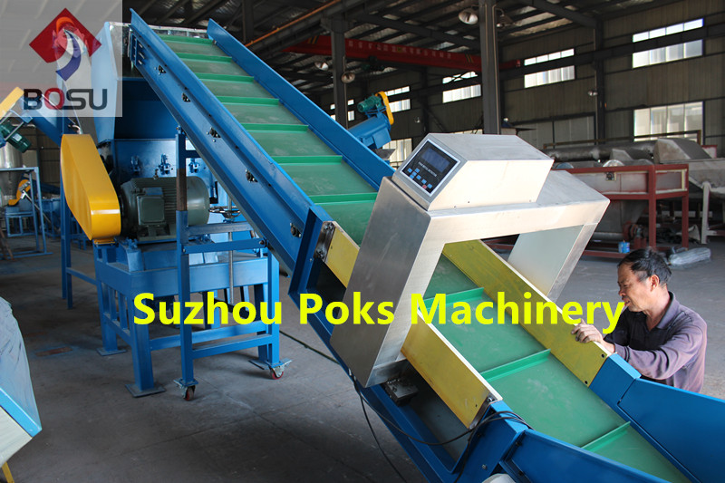 Belt conveyor with metal detector